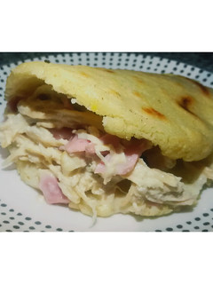 Una foto de Arepa rellena de pollo o pimentón