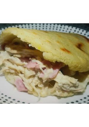 Una foto de Arepa rellena de pollo o pimentón