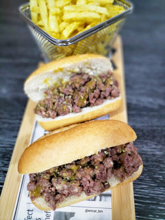 Una foto de Panecillo de carne picada con crema de queso con boletus y mostaza a la miel