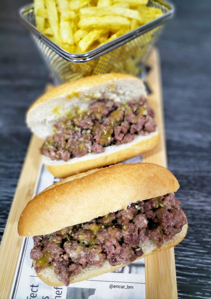 Una foto de Panecillo de carne picada con crema de queso con boletus y mostaza a la miel