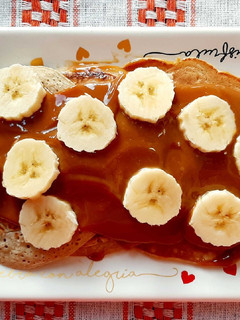 Una foto de Panqueques de banana 🍌 con dulce de leche