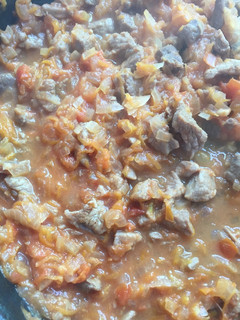 Una foto de Salsa de verduras con cubos de carne