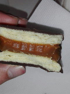 Una foto de Alfajores marplatenses bañados en chocolate 😍