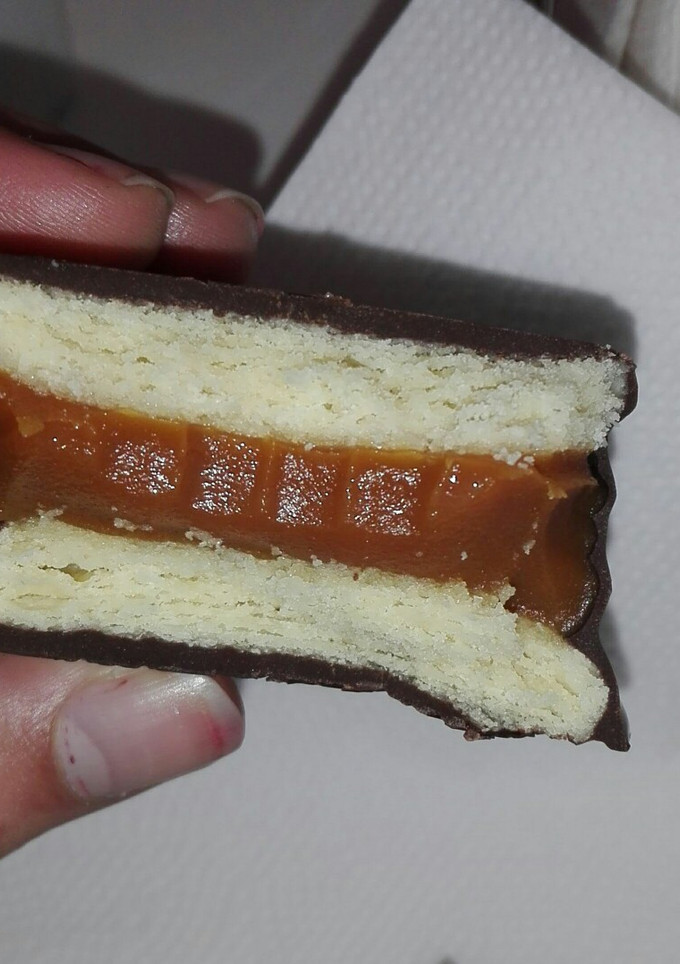 Una foto de Alfajores marplatenses bañados en chocolate 😍
