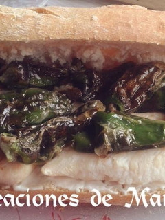 Una foto de Bocadillo de pechuga y pimientos