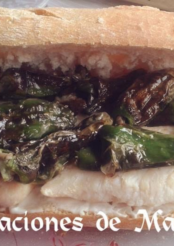 Una foto de Bocadillo de pechuga y pimientos
