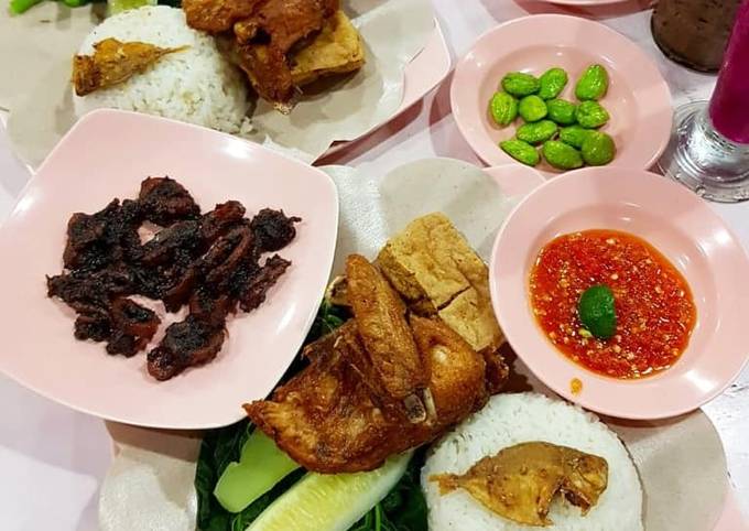 Nasi + ayam goreng tulang lunak