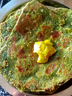 પાલક ના પરોઠા (Spinach Paratha Recipe In Gujarati) રેસીપી મુખ્ય ફોટો