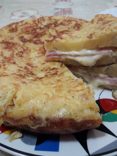 Una foto de Tortilla de papas rellena