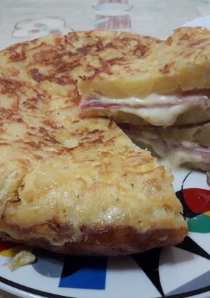 Una foto de Tortilla de papas rellena