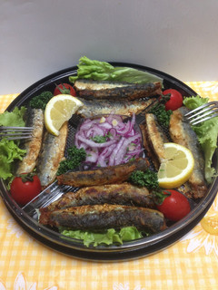 Una foto de Pescado fritos Con Ensalada!!