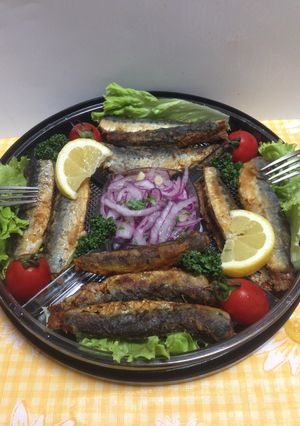 Una foto de Pescado fritos Con Ensalada!!