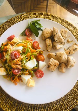 Una foto de Pollo al limón fácil con ensalada de vegetales varios (todos de estación)