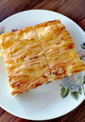 O poză a rețetei Plăcintă creață cu brânză de vaci și stafide.
