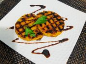 Una foto de polenta con jamón serrano