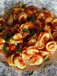 Una foto de Calamares con tomate