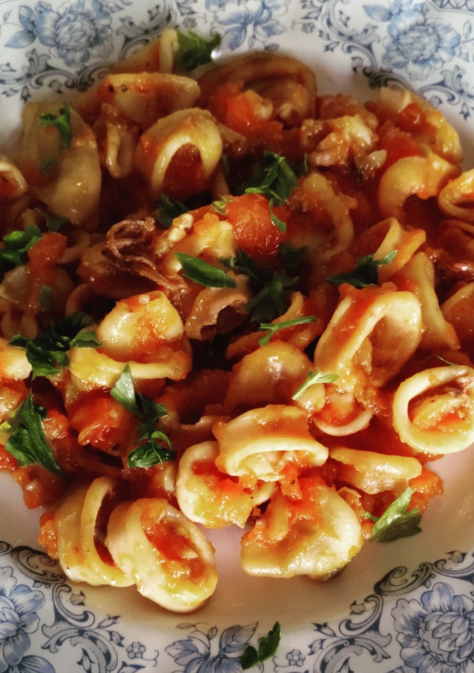 Una foto de Calamares con tomate