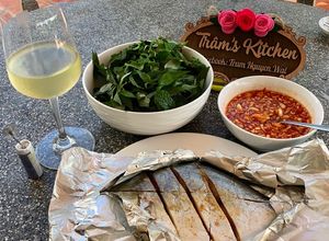 Hình của món Cá biển nướng giấy bạc trên bếp ga.