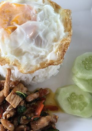 รูปของ ผัดหมูกระเพรา ไข่ดาว