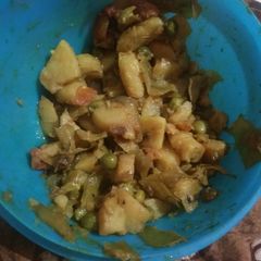 A picture of Aloo matar.
