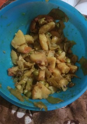 A picture of Aloo matar.