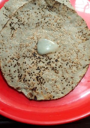 तीळ लावून बाजरीची भाकरी (til laun bajrichi bhakhri recipe in marathi) रेसिपी चे मुख्य फोटो 