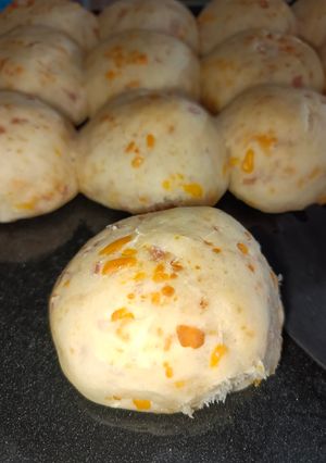 Una foto de Pan Casero con Cheddar y Jamón