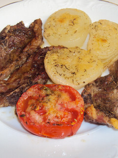 Una foto de Cuello de cordero, cebolla y tomate al tomillo