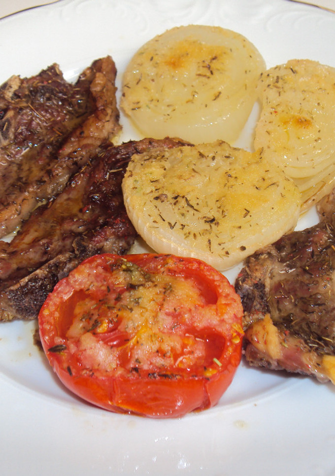 Una foto de Cuello de cordero, cebolla y tomate al tomillo
