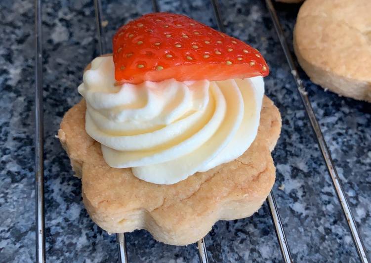 Recipe of Tasty Strawberries &amp; Cream Shortbread biscuits