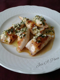 Una foto de Chipirones a la plancha, con picada de ajo y perejil