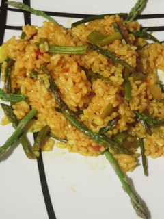 Una foto de Arroz con Espárragos trigueros y pimiento verde