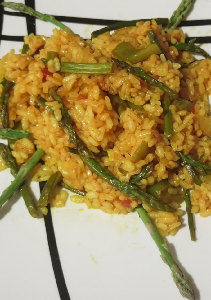 Una foto de Arroz con Espárragos trigueros y pimiento verde