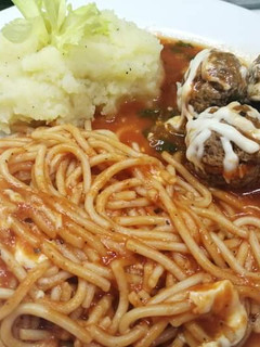 Una foto de Albóndigas con queso "Puré de papa" "Spaghetti con queso" 3 en 1