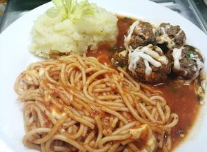 Una foto de Albóndigas con queso "Puré de papa" "Spaghetti con queso" 3 en 1