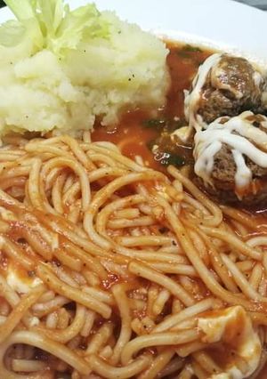 Una foto de Albóndigas con queso "Puré de papa" "Spaghetti con queso" 3 en 1