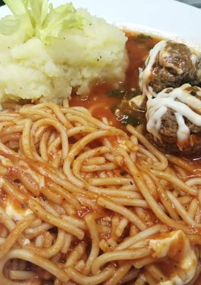 Una foto de Albóndigas con queso "Puré de papa" "Spaghetti con queso" 3 en 1