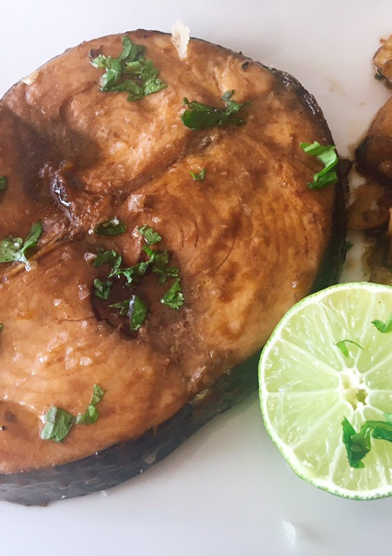 Una foto de Bonito con patatas y reducción de Soja con balsámico de fresa
