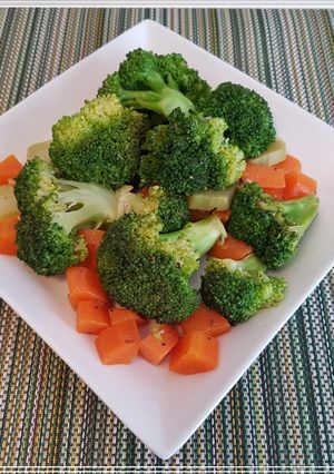 Steamed Broccoli with carrot রেসিপির প্রধান ছবি