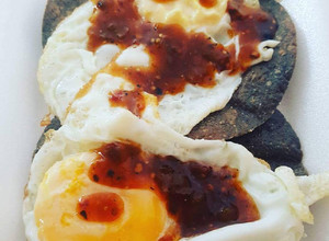 Una foto de Huevos Rancheros Con Tortilla Azul