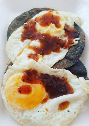 Una foto de Huevos Rancheros Con Tortilla Azul