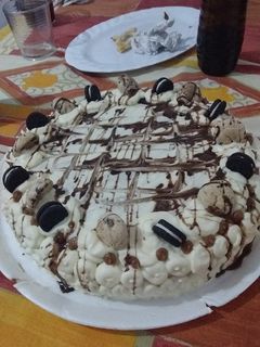 Una foto de Torta de Chocolate y Dulce de Leche cubierta con Crema Chantilly
