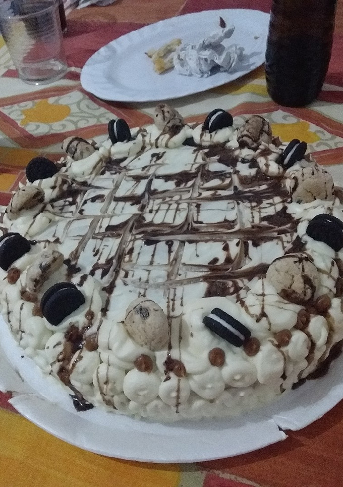 Una foto de Torta de Chocolate y Dulce de Leche cubierta con Crema Chantilly