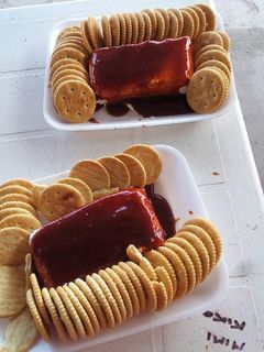 Una foto de Dip de queso crema con mermelada