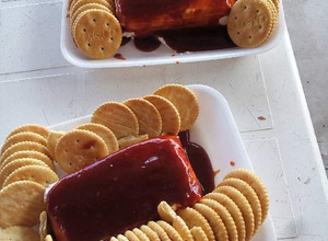 Una foto de Dip de queso crema con mermelada