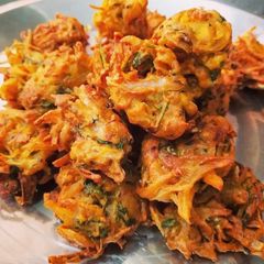 A picture of Onion pakoda.