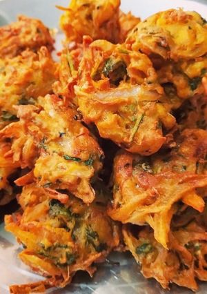 A picture of Onion pakoda.