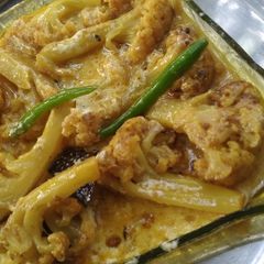 A picture of Fried cauliflower in curd sauce.