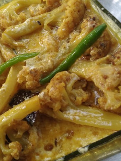 A picture of Fried cauliflower in curd sauce.