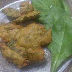 A picture of Paalak bhajiyas.